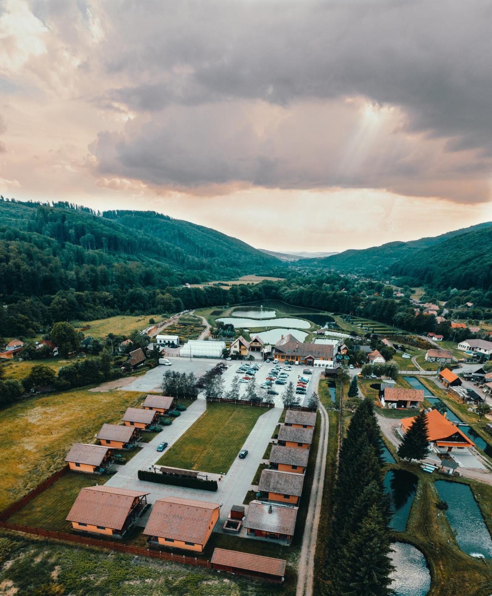 Complex Turistic Han Pescaresc Hotel Eremitu Bagian luar foto